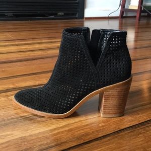 1 state perforated pointed toe black booties, 6M